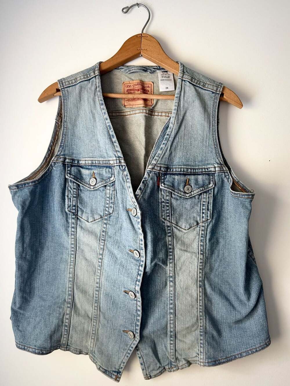 Levi’s Denim Vest Women's 2X Light Wash Button Front Pointed Hem Waistcoat